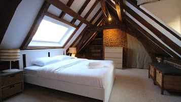 2 bedrooms, iron/ironing board, internet, bed sheets