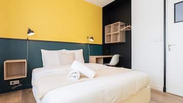 1 slaapkamer, een bureau, een strijkplank/strijkijzer, internet