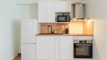 Frigorífico, microondas, horno y lavavajillas