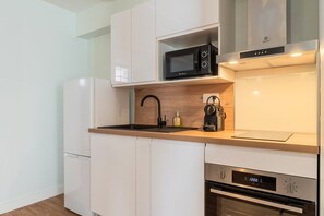 Kühlschrank, Mikrowelle, Ofen, Geschirrspüler