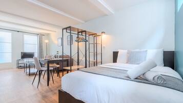 1 habitación, escritorio, tabla de planchar con plancha y internet