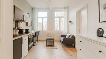 Refrigerador, microondas, horno y cafetera y tetera