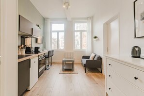 Kylskåp, mikrovågsugn, ugn och kaffe- och tebryggare