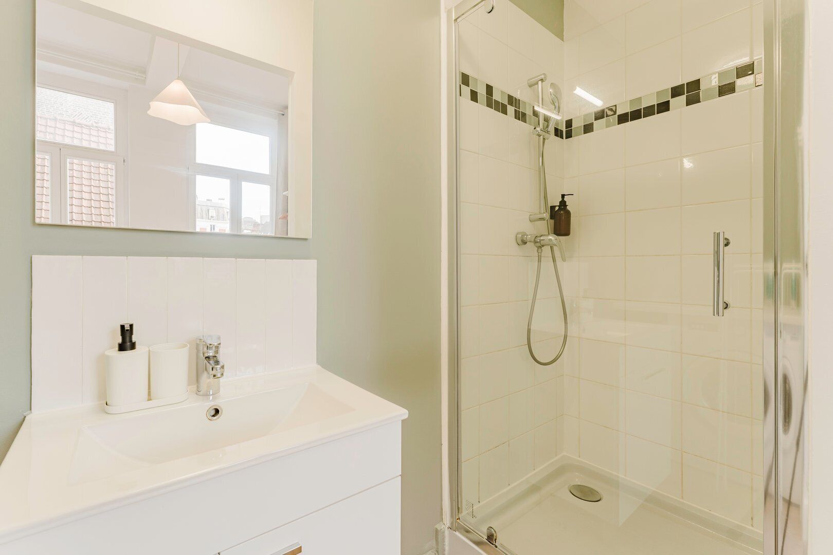 Regadera, secadora de cabello, toallas 