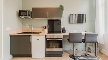 Køleskab, mikrobølgeovn, ovn, kaffe-/temaskine