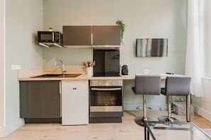 Kylskåp, mikrovågsugn, ugn och kaffe- och tebryggare