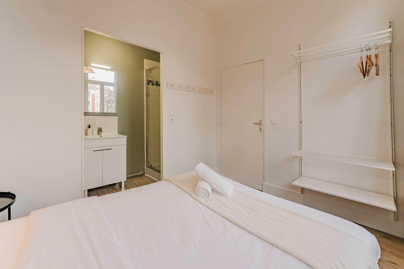 1 soveværelse, skrivebord, internetforbindelse, sengetøj