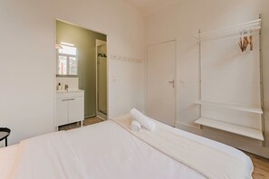 1 sovrum, skrivbord, internet och sängkläder