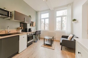 Jääkaappi, mikroaaltouuni, uuni, kahvin-/teenkeitin