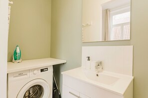 Regadera, secadora de cabello, toallas 