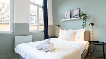 1 bedroom, desk, internet, bed sheets