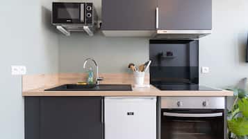 Fridge, microwave, oven, coffee/tea maker