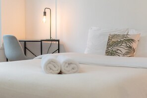 Een bureau, een strijkplank/strijkijzer, internet, beddengoed