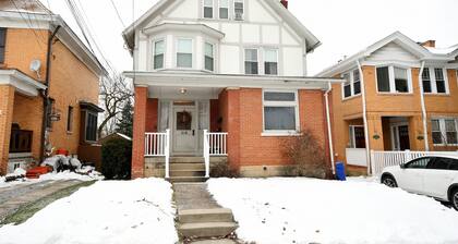 Cozy Apartment on Quiet St Near Casino, Stadiums and Downtown. Pet Friendly!