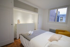 1 soverom, skrivebord, strykejern/-brett og internettilgang