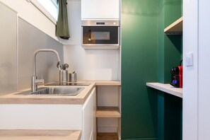 Kühlschrank, Mikrowelle, Wasserkocher mit Kaffee-/Teezubehör, Toaster