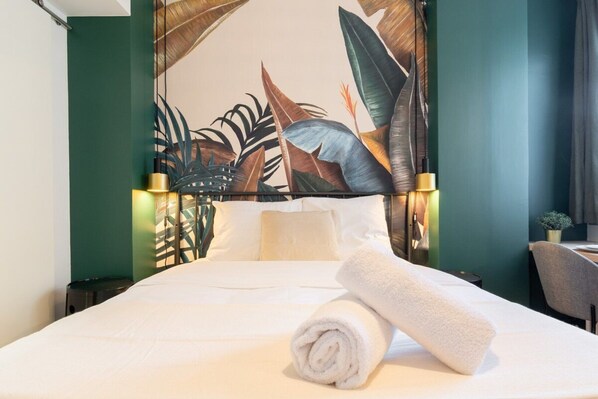 書桌、上網、床單