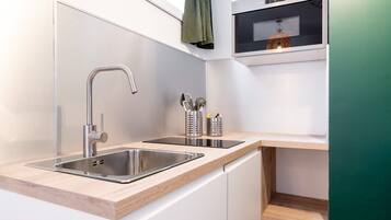 Réfrigérateur, micro-ondes, cafetière/bouilloire, grille-pain