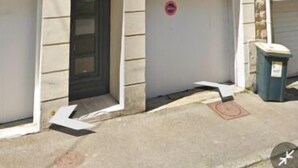 Un immeuble à plusieurs étages doté d’une façade sobre, de grandes fenêtres et d’une porte de garage.