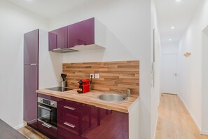 Kühlschrank, Ofen, Wasserkocher mit Kaffee-/Teezubehör, Toaster