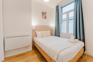 1 chambre, bureau, fer et planche à repasser, accès Internet