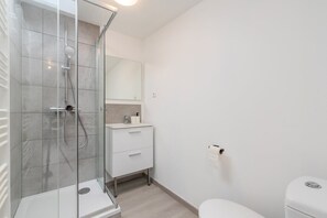 Chuveiro, secador de cabelo, toalhas de banho 