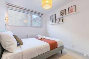 1 dormitorio, escritorio, tabla de planchar con plancha y Internet