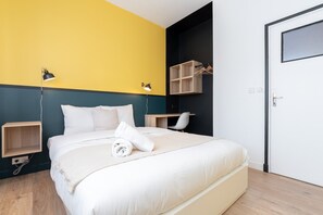 1 slaapkamer, een bureau, een strijkplank/strijkijzer, wifi