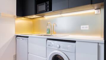 Een koelkast, een microgolfoven, een koffiezetapparaat/waterkoker