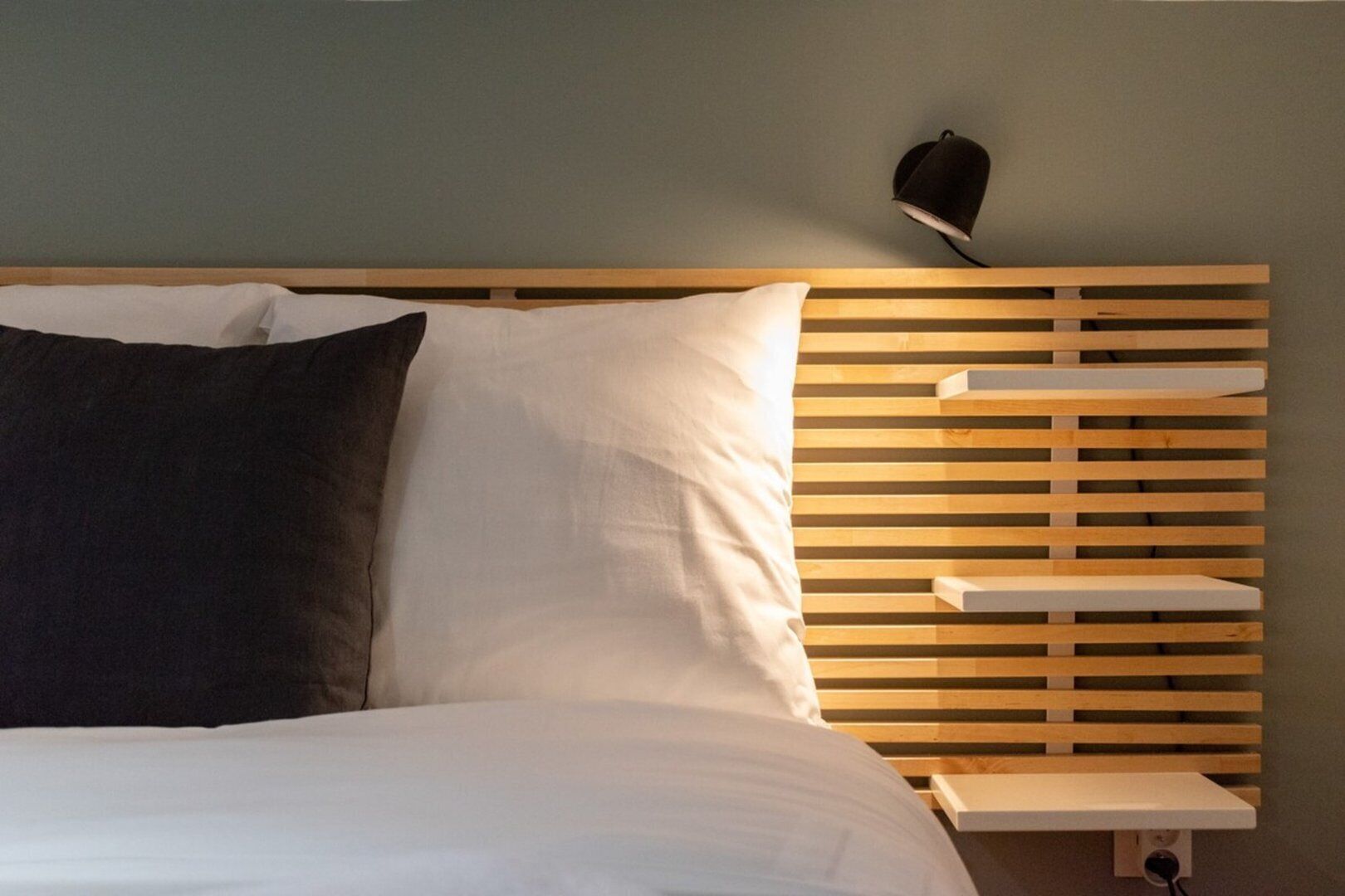 Een bureau, een strijkplank/strijkijzer, internet, beddengoed