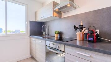 Réfrigérateur, micro-ondes, four, cafetiÚre/bouilloire