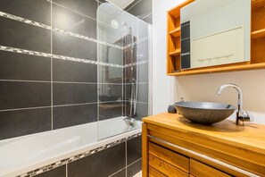 Chuveiro, secador de cabelo, toalhas de banho