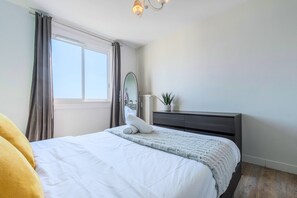 1 slaapkamer, een bureau, een strijkplank/strijkijzer, internet