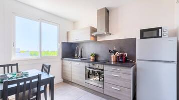 Réfrigérateur, micro-ondes, four, cafetiÚre/bouilloire