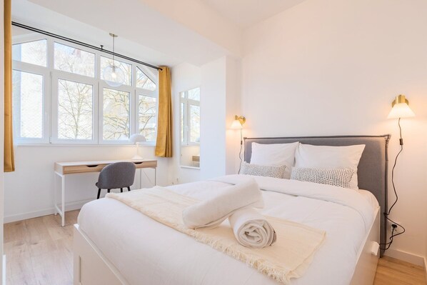 2 slaapkamers, een bureau, een strijkplank/strijkijzer, internet