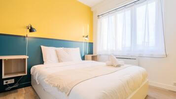 1 slaapkamer, een bureau, een strijkplank/strijkijzer, internet