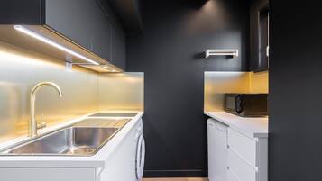 Een koelkast, een magnetron, een koffiezetapparaat/waterkoker