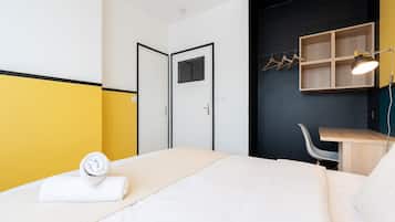 1 habitación, escritorio, tabla de planchar con plancha y internet