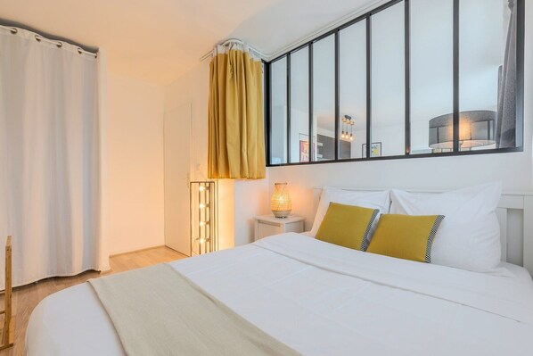 1 sovrum, skrivbord, strykjärn/strykbräda och internet