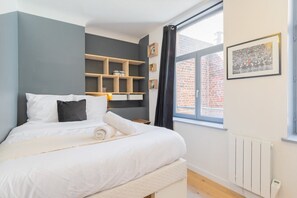 1 chambre, bureau, fer et planche à repasser, accès Internet