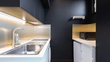 Een koelkast, een microgolfoven, een koffiezetapparaat/waterkoker