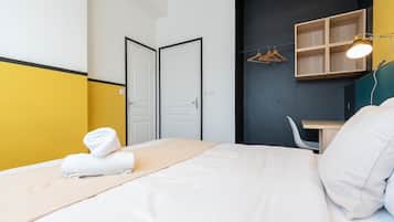 1 slaapkamer, een bureau, een strijkplank/strijkijzer, internet