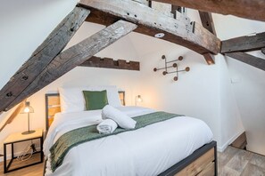 1 soverom, skrivebord, strykejern/-brett og internettilgang