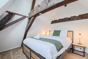 1 slaapkamer, een bureau, een strijkplank/strijkijzer, internet