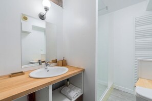 Een douche, een haardroger, handdoeken