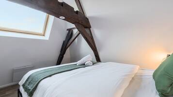 1 habitación, escritorio, tabla de planchar con plancha y internet