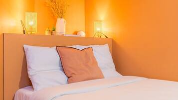 1 slaapkamer, een bureau, een strijkplank/strijkijzer, internet