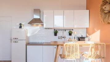 Een koelkast, een microgolfoven, een koffiezetapparaat/waterkoker