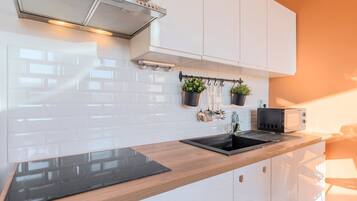 Réfrigérateur, micro-ondes, cafetiÚre/bouilloire, grille-pain