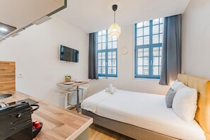 Desk, Internet, bed sheets - Lille Grand Place - bright and equipped studio (Lille)